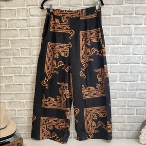 ✨Black and Gold Wide Leg Pants Size M✨